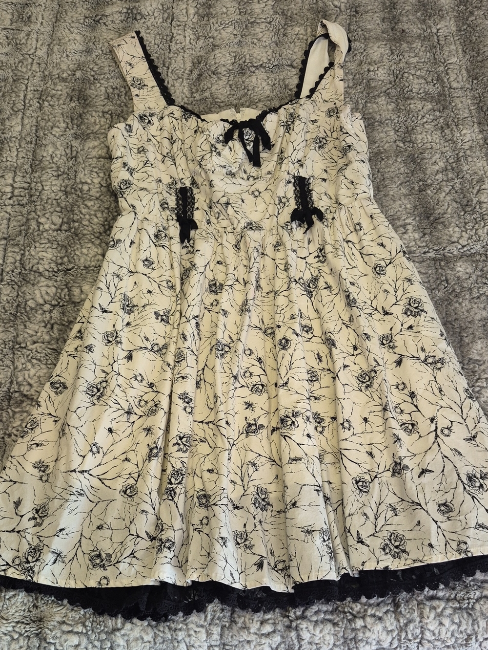 Hot Topic 🖤 Black and White Floral Dress with Lace Trim (901)